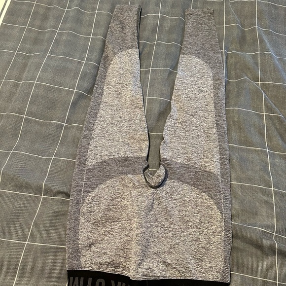 Size medium gym shark leggings with elastic waistband - Picture 3 of 3